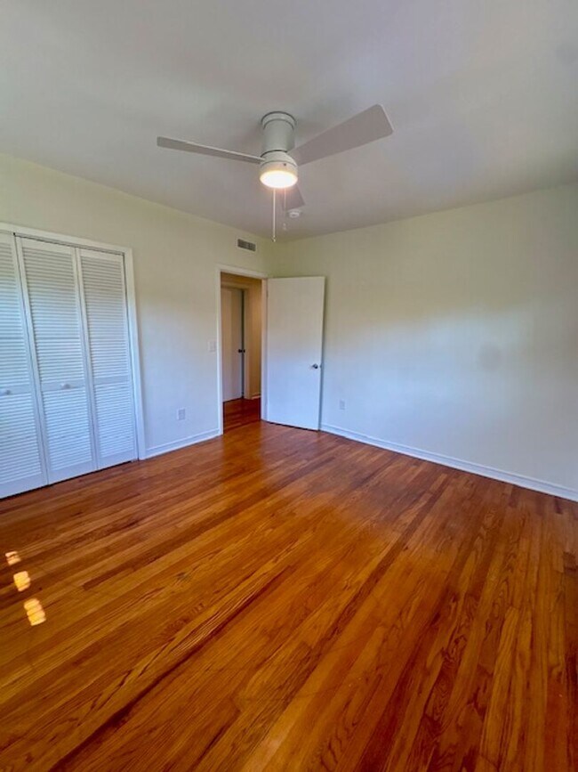 Building Photo - Fully Renovated Three Bedrooms Condo in South Windermere