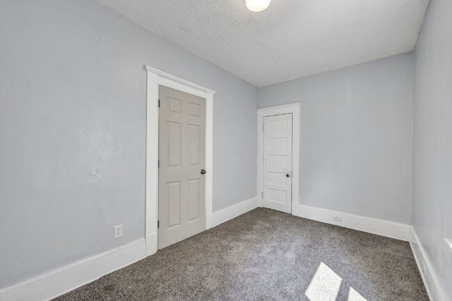 Building Photo - Spacious 5 Bedroom - Vouchers Accepted
