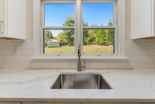 Building Photo - 4 Lingert Ave