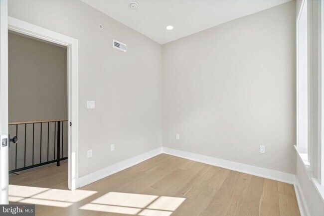 Building Photo - 347 E Gorgas Ln