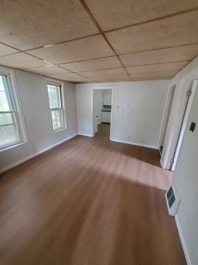 Building Photo - Charming 3-Bedroom Property in Prime Locat...