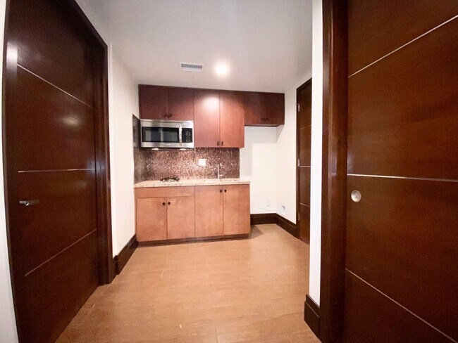 Building Photo - C Las Tunas 3C(Tax)