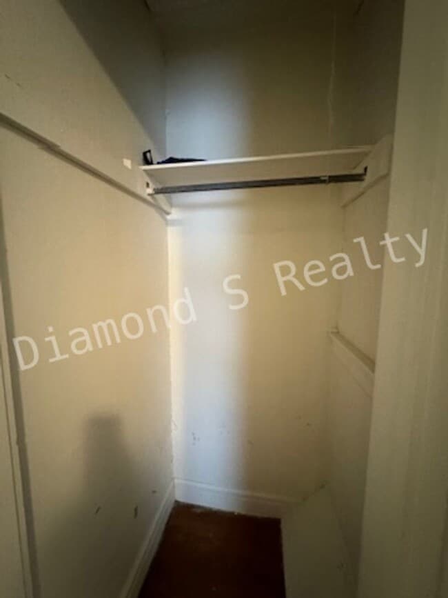 Building Photo - Cute and Clean 2 Bedroom Home Available Now!