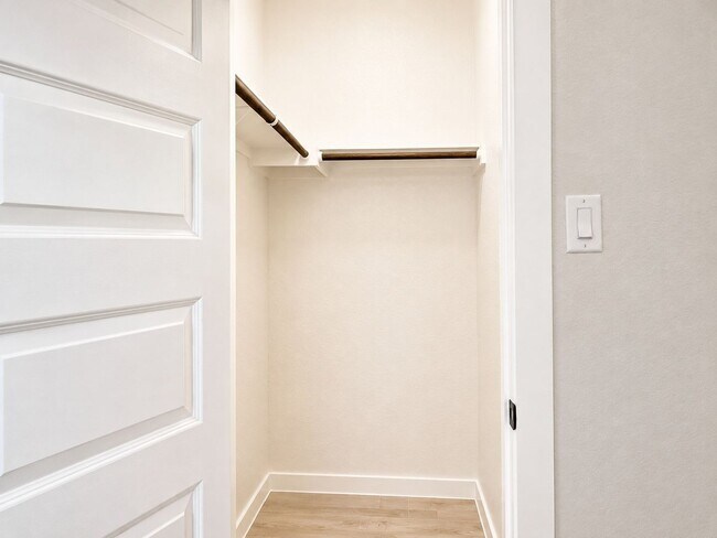 Building Photo - Beautiful 3 Bedroom Home + Study in Paramount