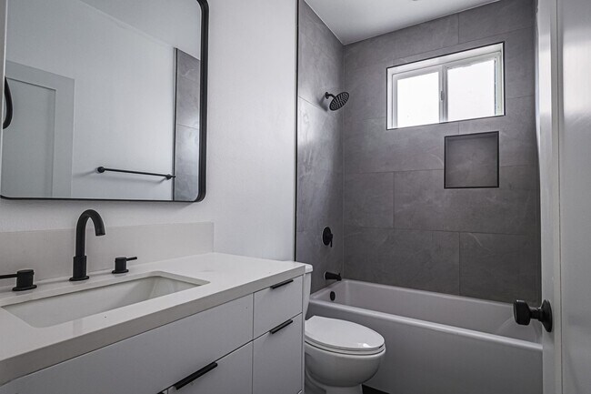 Building Photo - Modern 4 Bed / 3 Bath Townhome with Privat...