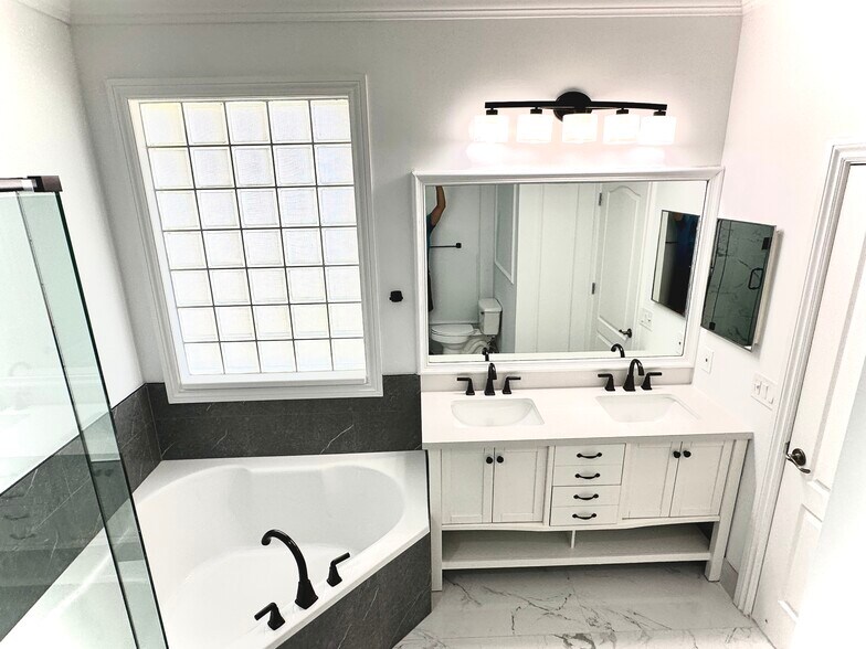Master Bathroom - 10667 Oak Bend Way