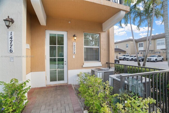 Building Photo - 14774 SW 10th St