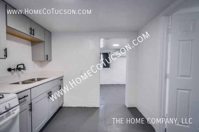 Building Photo - 940 E Florita St