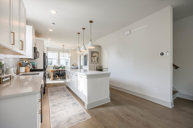 Building Photo - Luxury Living with amazing views!