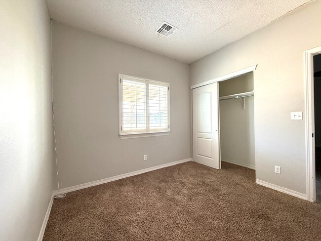 Building Photo - 3729 Loma Brisa Dr