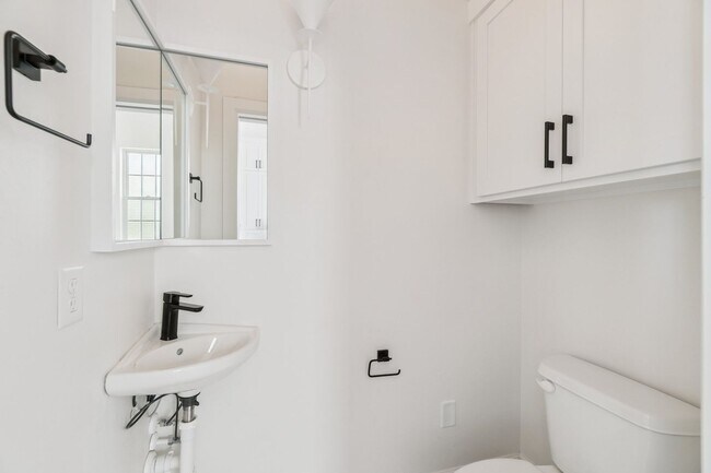 Building Photo - Minimalist Magic: 2-Bed Apartment Over Sel...