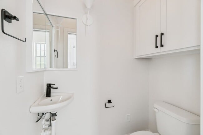 Building Photo - Minimalist Magic: 2-Bed Apartment Over Selah’s Creative District