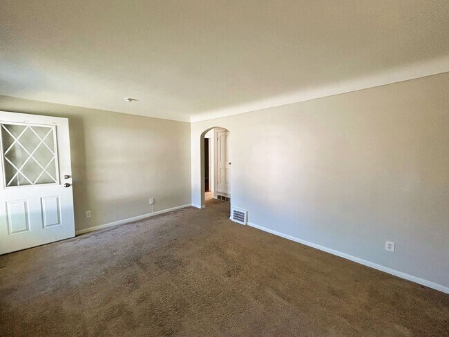Building Photo - Bright & Spacious 3-Bed Home in Euclid
