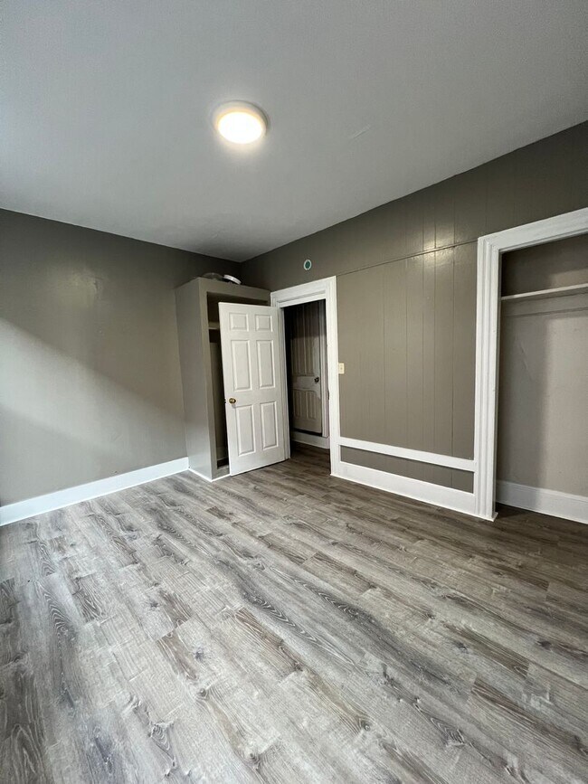 Building Photo - 5 Bedroom 1 Bath Home Available