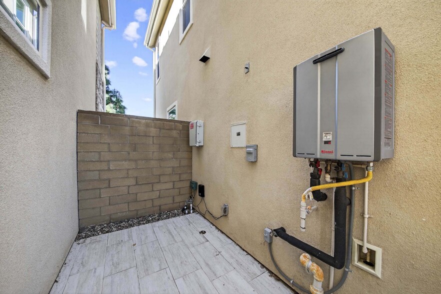 Building Photo - 346 Chorus