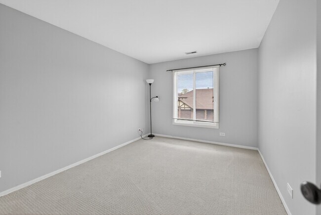 Building Photo - 1700 Lakecliffe Dr