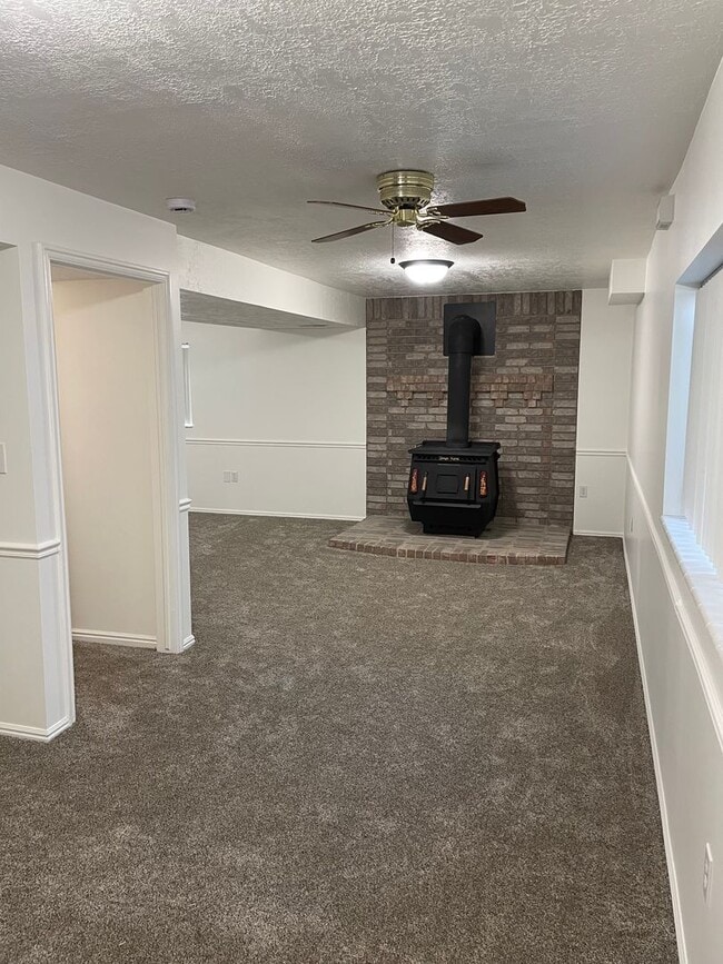 Building Photo - Desirable Kaysville Area/ 5 Bedroom Home