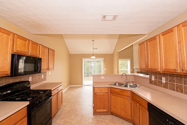 Building Photo - Beautiful 3 Bed, 2 Bath In Well Maintaine Community