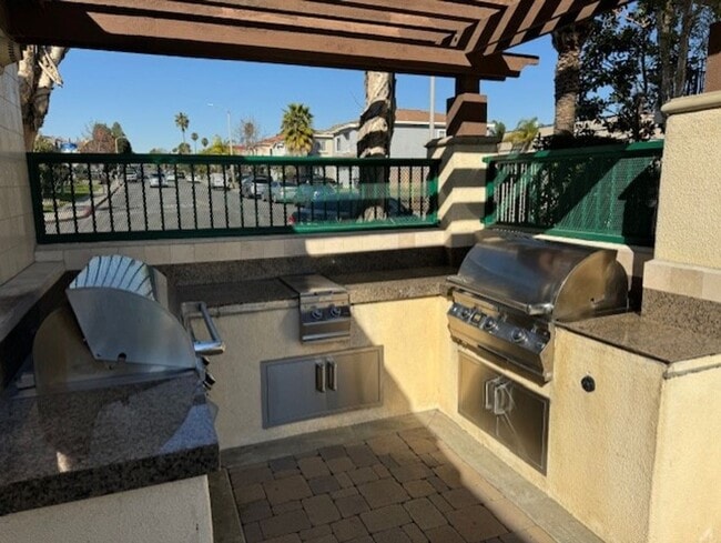 Building Photo - Stunning 2 bed 2.5 bath Solar Powered Town...