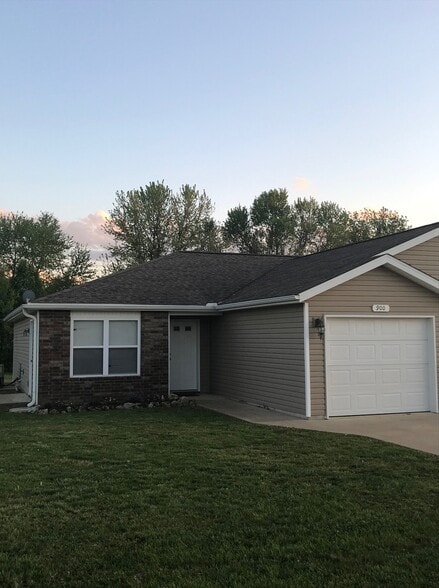 Building Photo - 900 Neosho Heights Cir