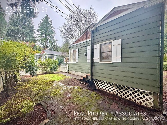 Building Photo - 533 N 137th St