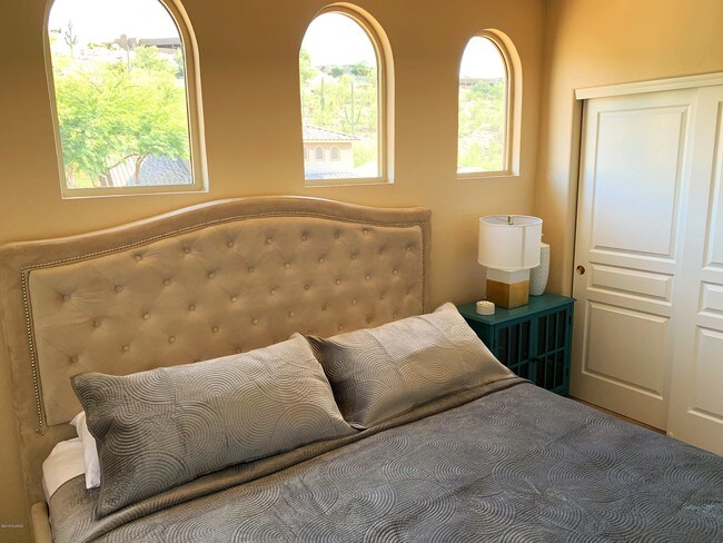 Building Photo - 4365 N Sunset Cliff Dr