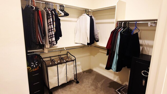 Building Photo - Like new 4-bedroom with Teen suite & Commu...
