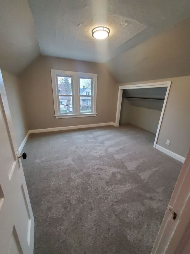 Building Photo - 4 Bedroom single family