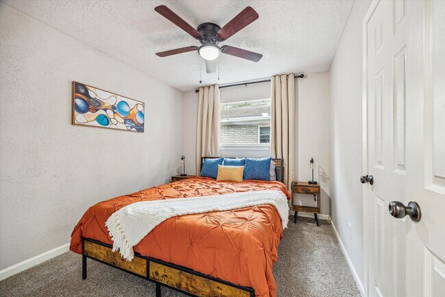 Building Photo - 5013 Valleyview Dr