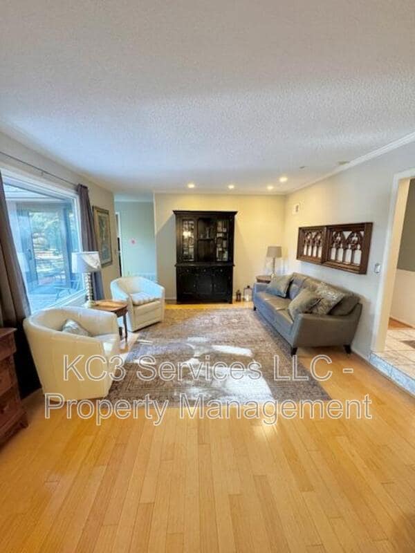 Building Photo - 615 E 101st Terrace