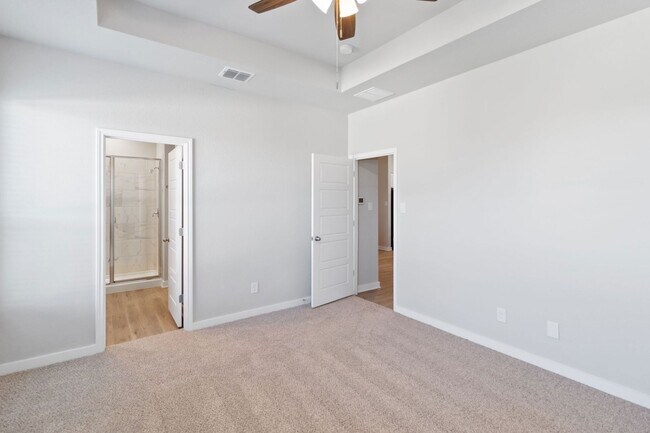 Building Photo - Beautifully 4 bedroom Townhome in Buda- Emma Park