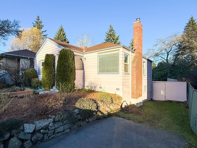 Building Photo - Beautiful Home in Convenient Northgate Location