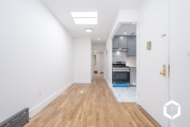 Building Photo - Remodeled 2 Bedroom Apartment with Private...