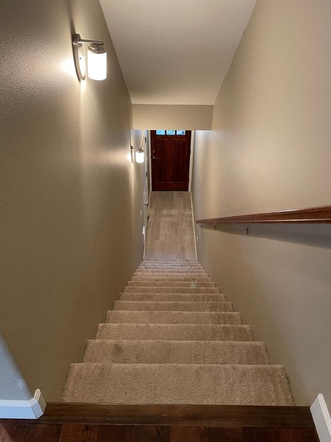 Building Photo - LUXURY 4 BD TOWNHOME! GATED PARKER VILLAGE...