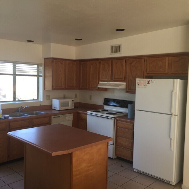 Building Photo - 2536 N Corinthian Garden Dr