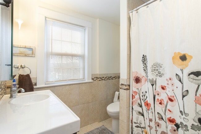 Building Photo - 315 S Orchard St