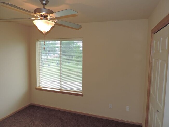 Building Photo - $1,800 | 3 Bedroom, 3 Bathroom Town Home |...