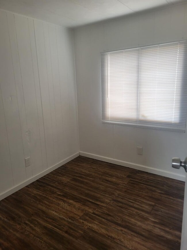 Building Photo - 3 Bed 2 Bath