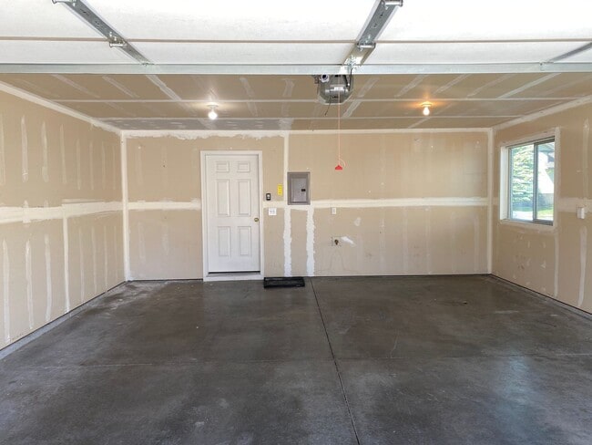 Building Photo - 3 Bedroom, End Unit, Condo in Bozeman