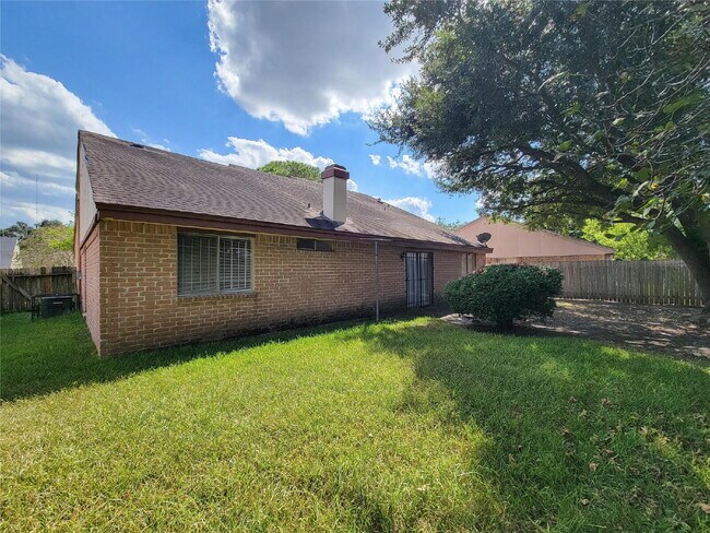 Building Photo - "Charming 3-Bed, 2-Bath Gem in Missouri City - Your Ideal Home Awaits!"