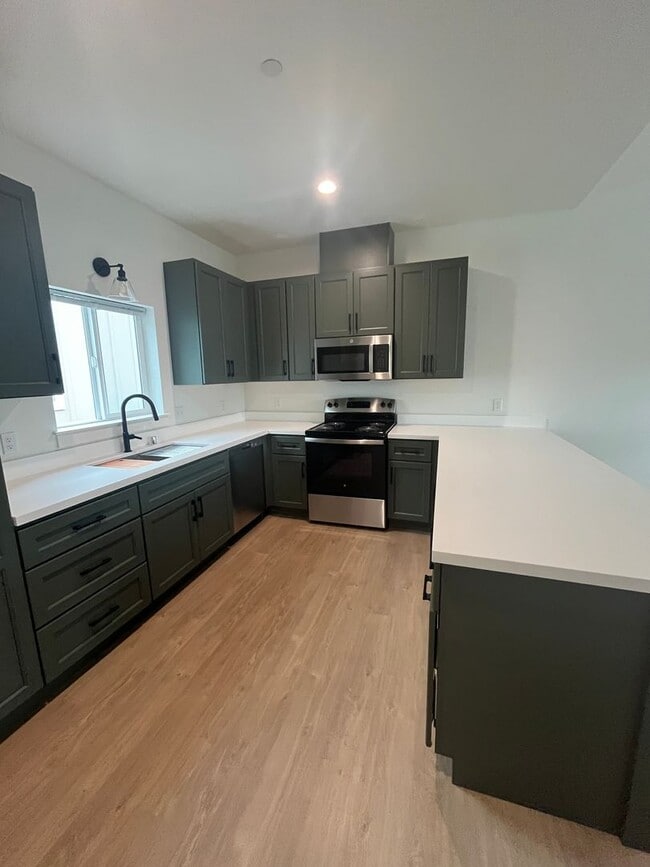 Building Photo - Brand New Build on Old Alturas - ALL Electric with City of Redding Solar!