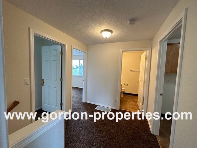 Building Photo - SE 73rd Ave - 3 bedroom townhouse in Mt Sc...