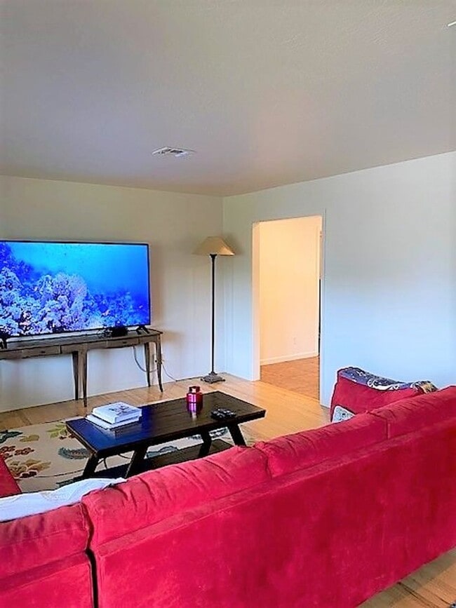 Building Photo - Lovely Home in W. Redding!!
