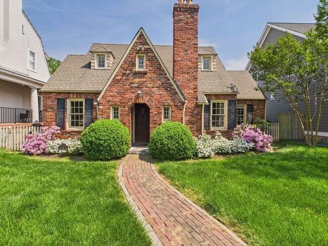 Building Photo - 307 Lexington Rd