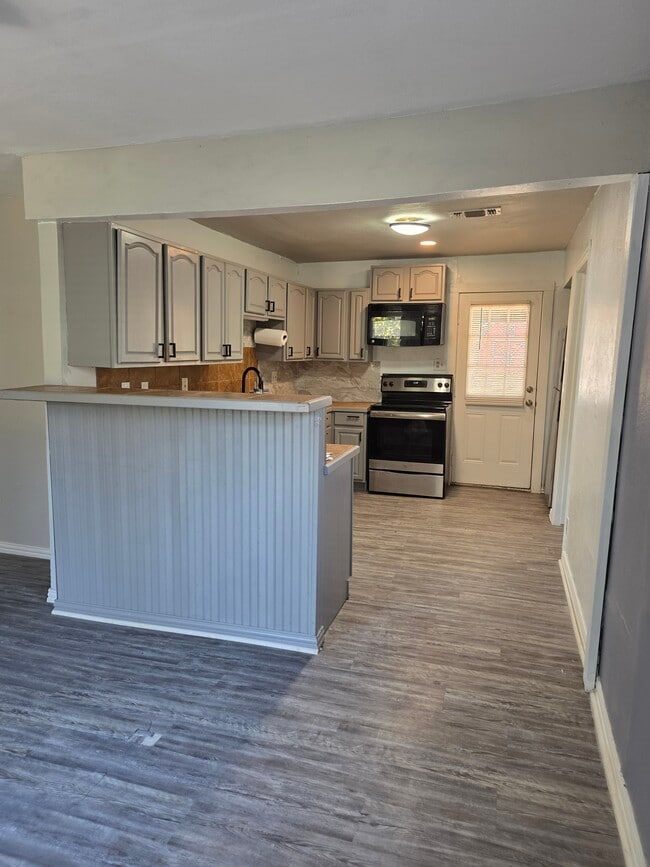 Building Photo - 204 San Angelo Ave