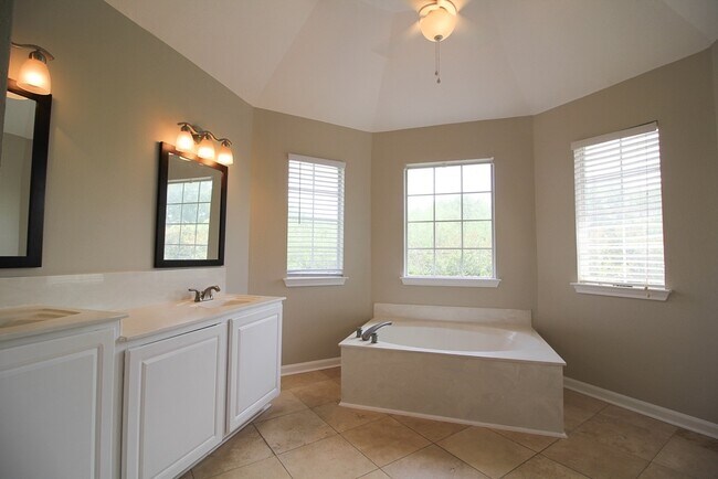 Building Photo - Beautiful home in Helotes. 3 Bedroom, 2 1/2 Bath Move In June 10th!