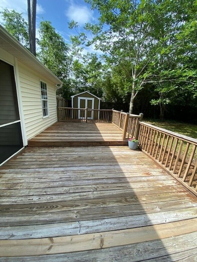 Building Photo - Welcome to this charming 3-bedroom, 2-bathroom home located in the vibrant city of Wilmington, NC.