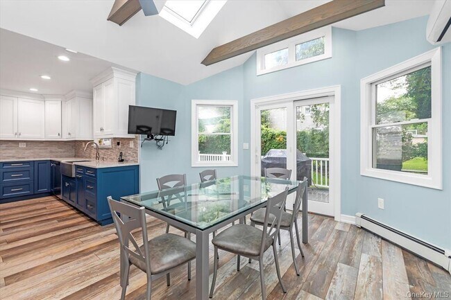 Building Photo - 709 Carlyle St