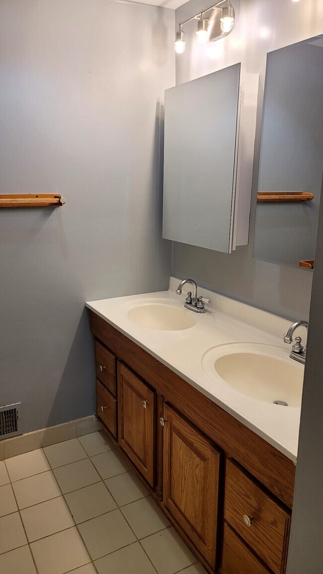 Building Photo - 9258 Red Cart Ct