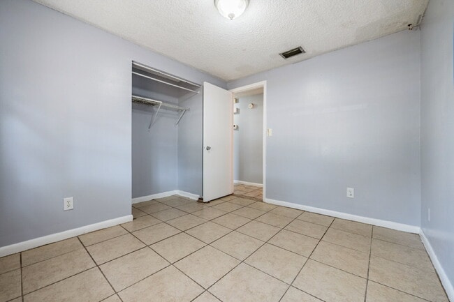 Building Photo - 16001 Saddlestring Dr